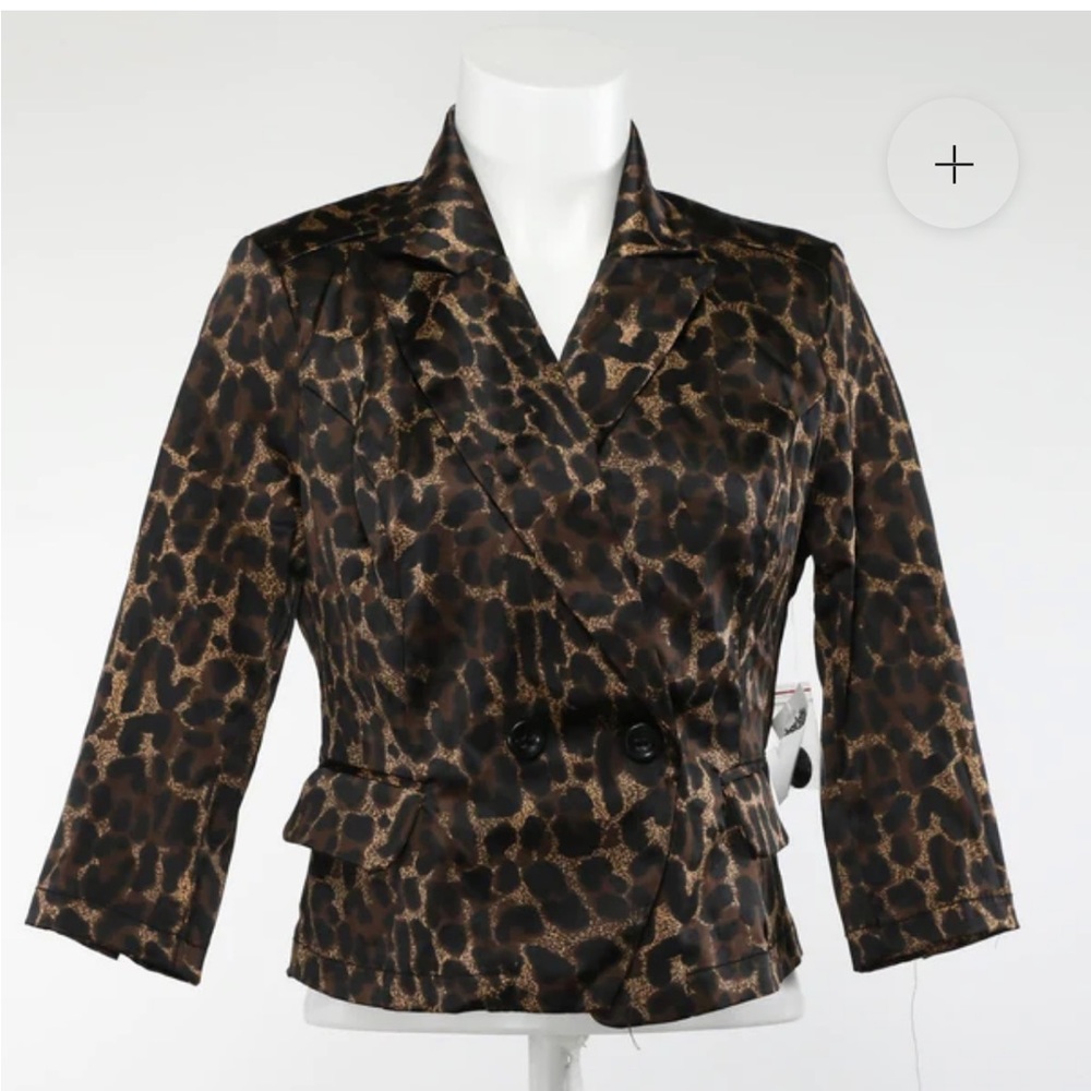 Ashley by 26 woman’s gold/tan blazer. Size 1X. 2 gold button front closure.